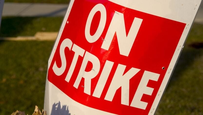one-week-ahead-of-the-met-gala,-conde-nast-employees-threaten-to-strike