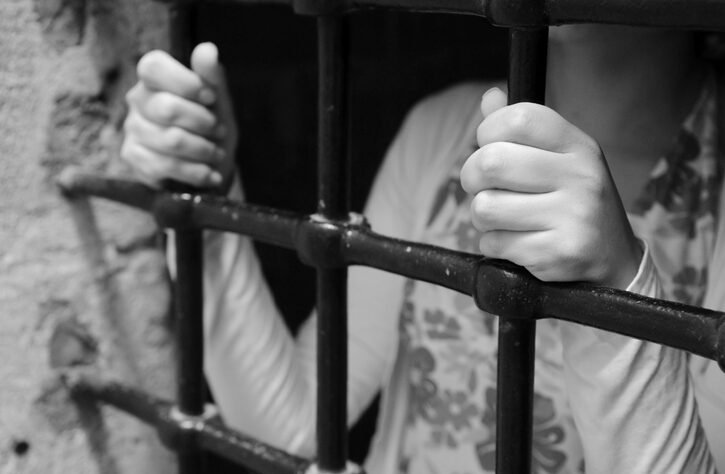 lawyer-gets-caught-on-camera-trying-to-smuggle-goods-to-inmate