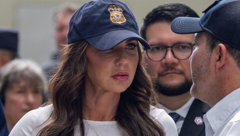 noem-slammed-for-pointing-assault-rifle-at-law-enforcement-officer