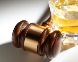 judge-accused-of-showing-up-to-courthouse-drunk,-sexually-harassing-colleagues